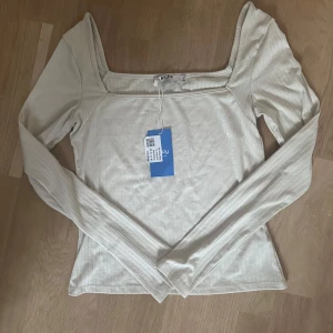 Fin långärmad tröja  - Fin långärmad tröja köpt från sellpy men ursprungligen från NA-KD men aldrig använd då den inte passade mig. ❤️❤️