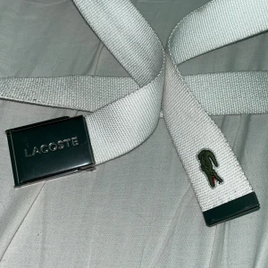 Lacoste Bälte - Säljer denna snygga Lacoste bälte ny pris 1200 helt ny andvänd 3gånger storlek ungefär 110 fint skärp kom dm vid frågor 
