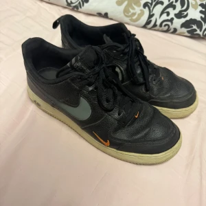  Nike Air Force 1 - Nike Air Force 1. Storlek 45. Använda men finns mer att ge. 
