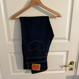 Levis 541 - Säljer ett par fina Levis byxor som är sparsamt använda. Nypris 1199 - Mitt pris 399. Hör gärna av er vid frågor eller funderingar. 