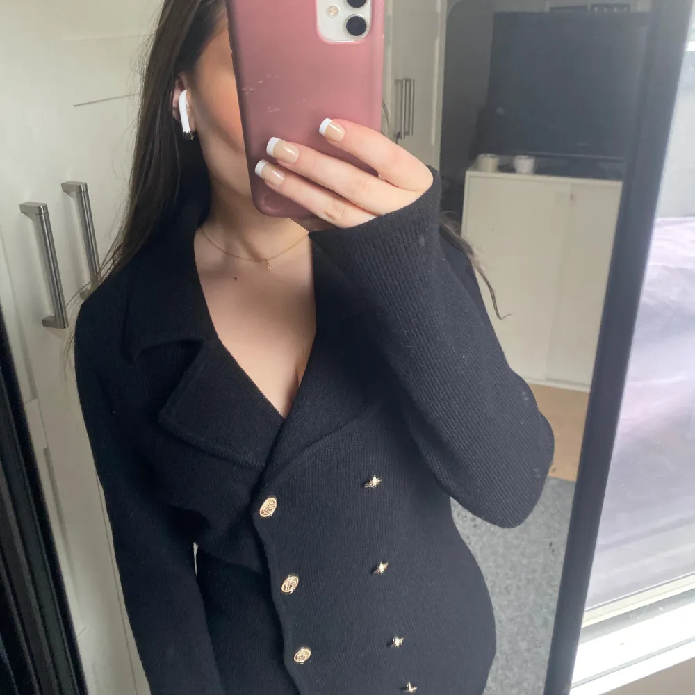 Säljer denna svarta koftan från H&M i storlek S, helt oanvänd . Neuletakit & Villapaidat.