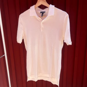 Beige pikétröja - Säljer en stilren beige pikétröja från H&M, överallt snygg tröja som går att kombinera på många olika sätt|| den är använd fåtal gånger och ny priset ligger runt 500-600, mitt pris 199kr