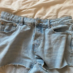 Ljusblå jeansshorts - Säljer ett par ljusblå jeansshorts från 157. Låg midja och vanliga fickor bak, säljer då de är lite för korta i min smak, helt oanvända så de är i nytt skick!