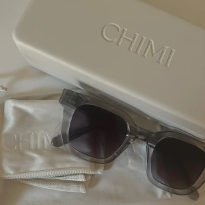 CHIMI Grå solglasögon  - Snygga grå solglasögon från CHIMI I modellen 04. Säljer för att jag inte använder dem längre och de är inte min stil ❤️❤️can also trade 