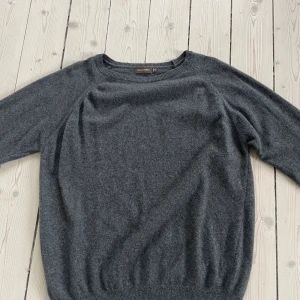 Grå tröja från Oscar Jacobson - Säljer en grå tröja från Oscar Jacobsson. Gustaf Roundneck heter modellen storlek L. Ej använd 