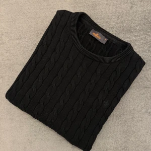 Svart kabelstickad morris tröja  - Tvärfet svart kabelstickad Morris tröja | storlek M | skick 10/10, använd några fåtal gånger | postar alltid inom 24 timmar. skriv om du har några funderingar