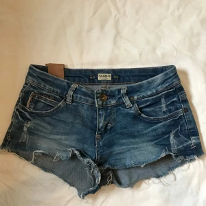 Lågmidjade jeans shorts  - Jättesnygga lågmidjade jeans shorts med midjemått 33cm. De har inga som helst defekter 🥰 