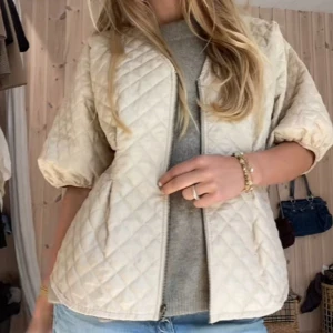 Trekvartsärmad dun jacka - SUPER snygg och söt och cool!