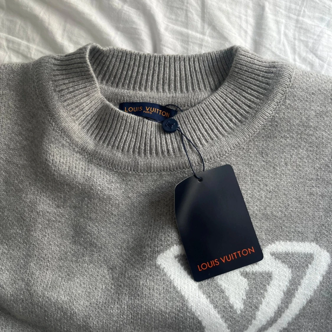 Grå stickad tröja  - 1