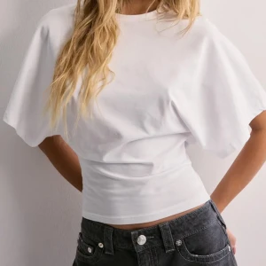 Nelly t shirt  - Vit t shirt från Nelly, jätte populär och typ slutsåld! 💕aldrig använd