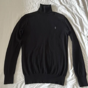 Svart polotröja från Polo Ralph Lauren - Svart polotröja från Ralph Lauren i merinoull. Köpt i Ralph Lauren Hede Fashion Outlet och kan försöka leta upp kvittot om man är intresserad.      | Skick: 8/10 | Nypris: ca 2700 | Skriv direkt om ni är intresserade! 😁