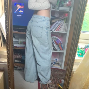 Ljusa baggy jeans - Säljer ett par ljusa baggy jeans med hög midja. De har en avslappnad passform och breda ben, vilket ger en cool och bekväm stil. Perfekta för en avslappnad look.