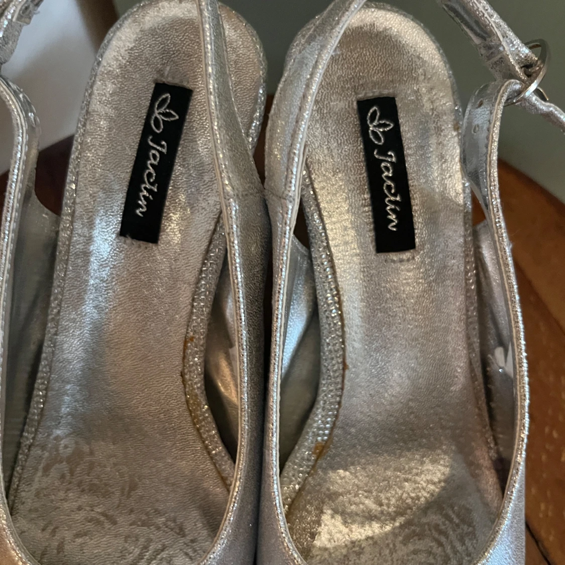 Silvriga klackskor med rosett från Jaclin - 3