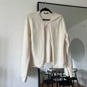 Vit kofta med knappar - Fin från Gina