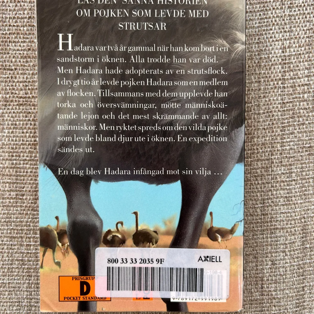 En pocketbok av Monica Zak med titeln 'Pojken som levde med strutsar'. Boken är på svenska och utgiven av Opal förlag. Perfekt för dig som gillar spännande och verklighetsbaserade berättelser. Boksidorna är i mkt bra skick.. Böcker.