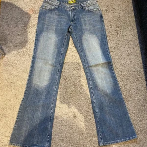 Ice blue jeans🩵 - Säljer dessa nya jeans från G-lago med så fin tvätt🤍 de passade inte mig men råka slita av lappen så kan inte lämna tillbaka🤍 Innerben: 76 cm Midjemått: 36 cm