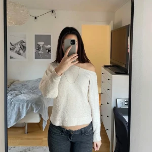 Stickad tröja - Säljer denna jättefina stickade tröjan från Pull&Bear då den tyvärr inte kommer till användning längre. Använd men fortfarande i väldigt bra skick!🌸