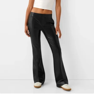 Svarta skinnbyxor - Säljer dessa populära skinnbyxorna från Bershka. Endast använda 2 gånger💕slutsålda på hemsidan 