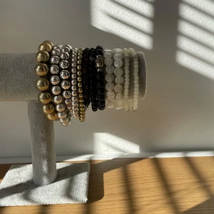 Blandade armband  - 12 armband i olika stilar. Fler armbands bundles finns på profilen! Alla smycken är köpt av min mamma på 80-2010 talet 😊