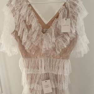 Vit spetsklänning från By Malina - Säljer denna super fina klänning från By Malene Birger i storlek M, perfekt till studenten 💕 Säljer tyvärr den då jag har hittat en annan studentklänning. Klänningen är aldrig använd. Köpte den för 2 400kr på Bozzt. Pris kan diskuteras 🌸