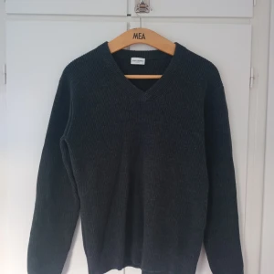 V-ringad tröja från John Henric - Grå V-ringad tröja från John Henric i nyskick, endast använd en gång. Nypris: 800 