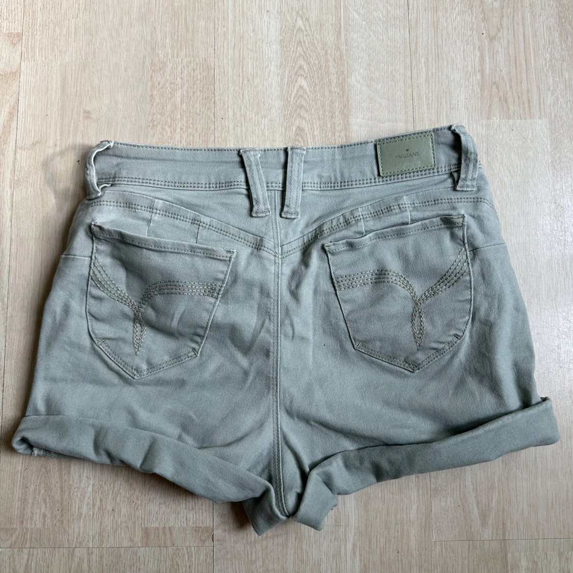 Gråa jeansshorts - 1
