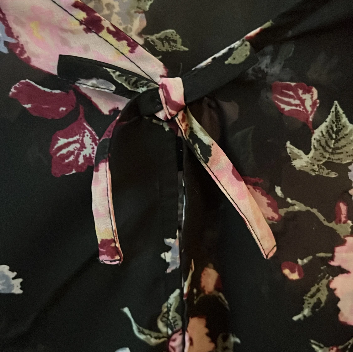 Super söt blommig blus med volangärmar - 2