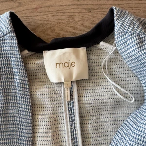 Blå-vit kappa från Maje - Säljer en snygg blå-vit kappa från Maje, helt oanvänd och nypris låg på 4000 ❣️ pris går att diskuteras 