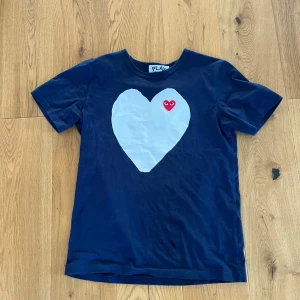 CDG T-shirt  - Riktigt fet T-shirt från CDG! Bara använd ca 3 gånger. Perfekt nu till sommaren och våren! Skriv vid funderingar 🤩