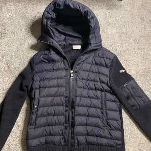 Moncler Cardigan mörk blå - Använd ett tag men fortfarande väldigt fint skick. Storlek 1 (alltså S). Kan frakta eller mötas upp i Västerås 