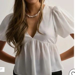 Vit blus med puffärmar - Använd fåtal gånger, blusen är i storlek M🤍🤍