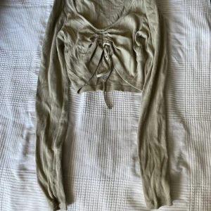 Crop top ljusgrön - Bomullströja från Na-KD i storlek S med snörning framtill. Perfekt till sommaren!