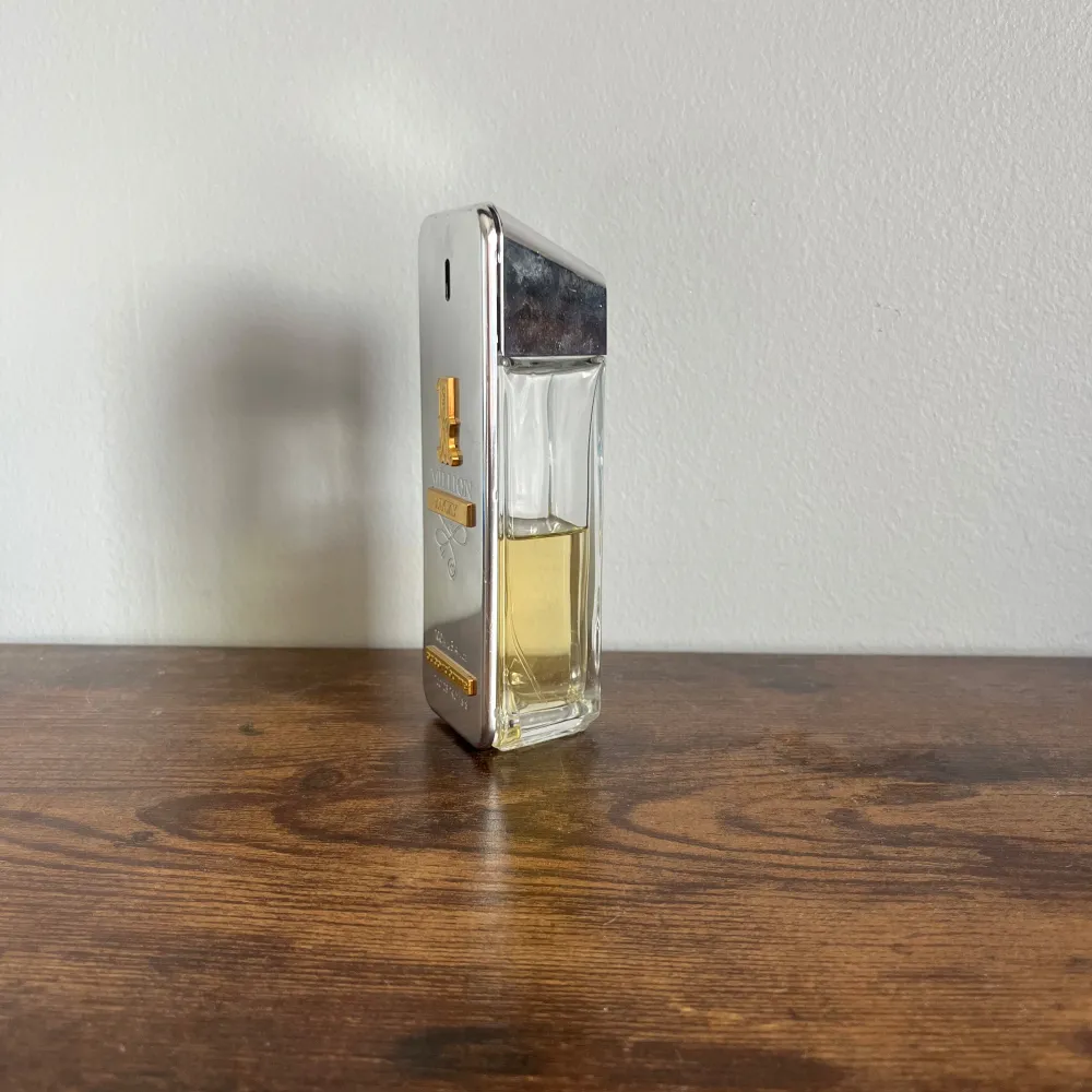 Snygg och lyxig parfymflaska i guld och silver från Paco Rabanne. Flaskan har en unik design som liknar en guldtacka och innehåller en doft med inslag av kryddor och trä. Perfekt för den som vill sticka ut med en exklusiv doft. Säljer eftersom att jag har tröttnat på doften. Denna parfym är nuförtiden svår att hitta eftersom att den har slutat att sälja. Ca 50/100ml kvar. Hör av er vid minsta fråga!. Perfume.