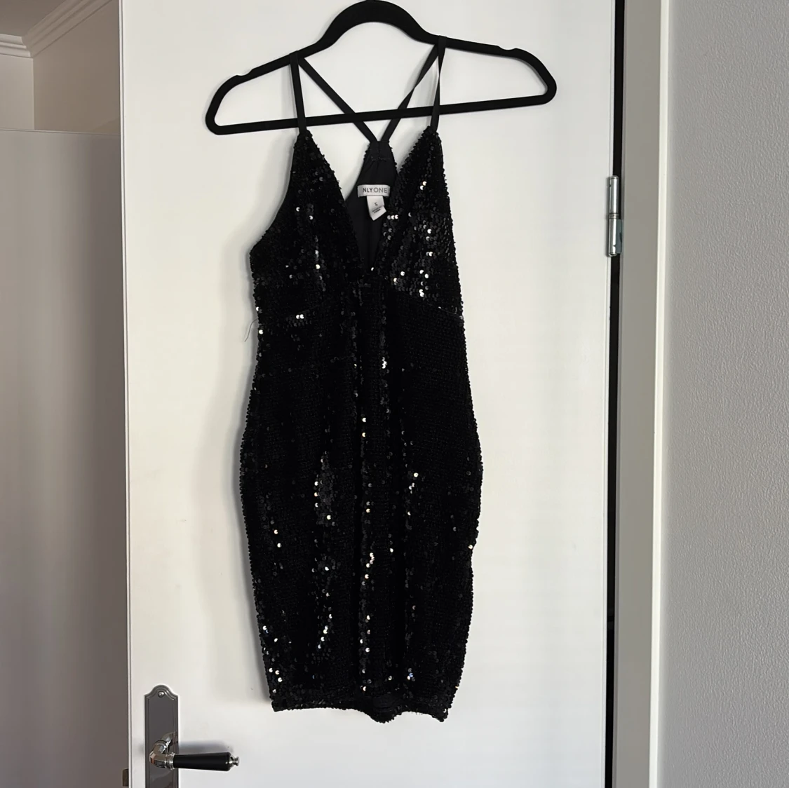 Svart paljettklänning från NLY One