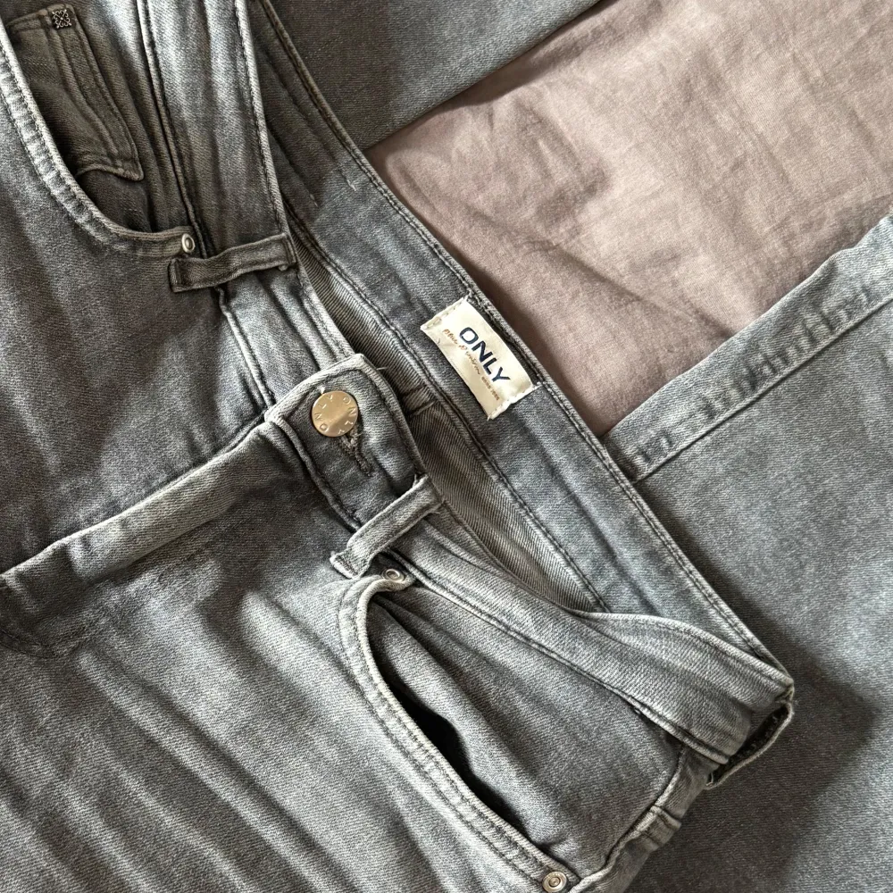 Bootcut Low waist jeans från ONLY som inte är jätte använda. Det är sköna och är stretchiga. Kan diskutera med priset . Farkut & Housut.