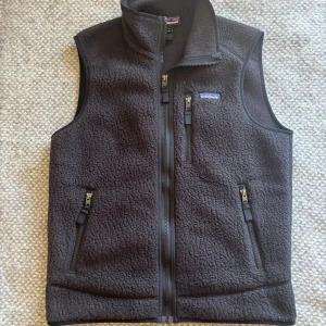 Brun fleeceväst från Patagonia - Säljer min näst intill oanvända och stilrena Patagonia fleece väst. Västen har nästan aldrig använts och är i toppen skick! Denna färg är även väldigt unik pga att den inte längre finns att köpa i herr storlekar!             |Storlek S|Nypris: 1399| 