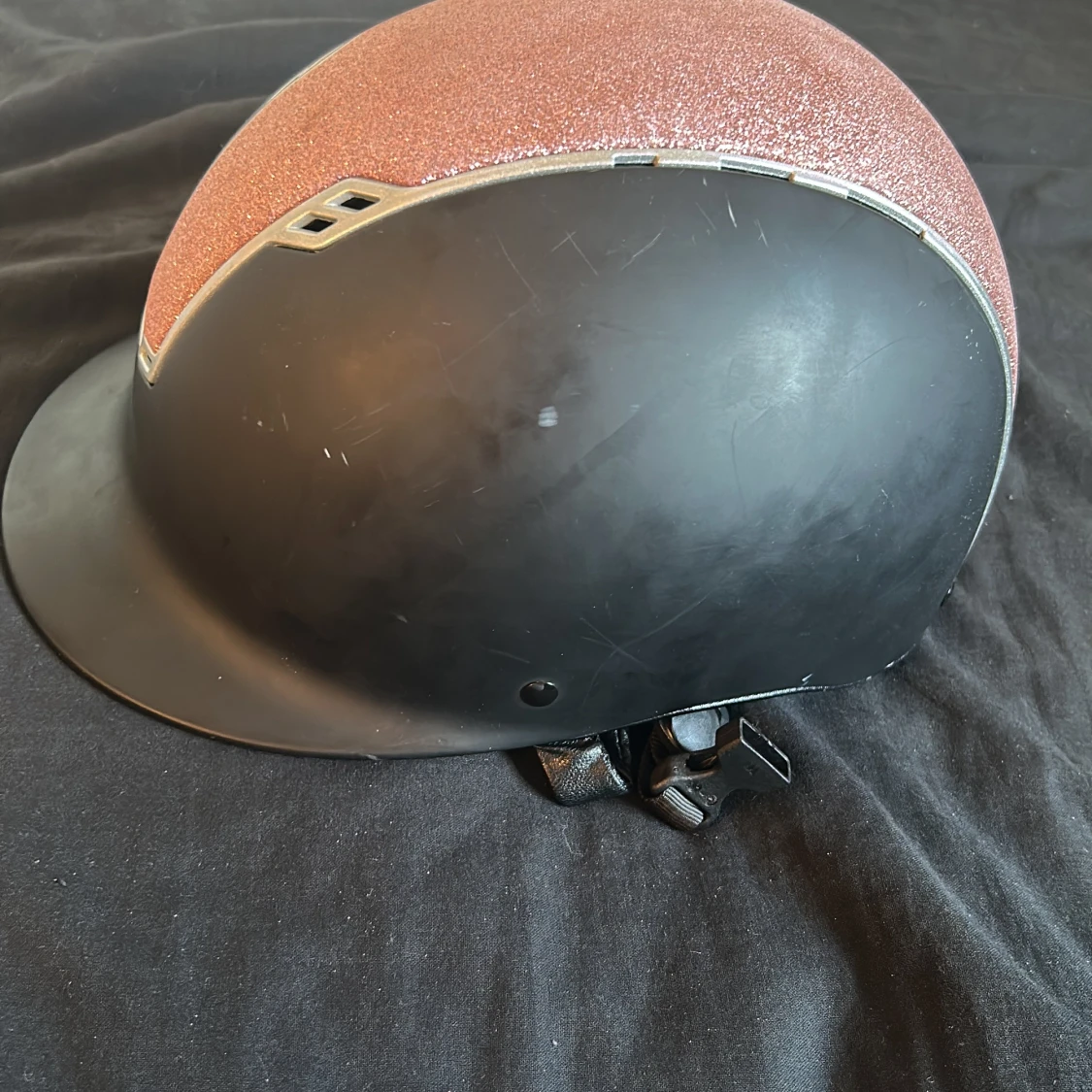 Svart ridhjälm med glittrig detalj jacson ( gammal designe) - 4