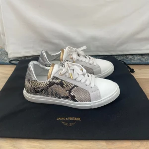 Zadig skor - Sjukt snygga Zadig skor i strl 37 i en modell som inte säljs längre. Köpta oanvända på Vestiaire och använda vid ett tillfälle därefter så iprincip i nyskick. Verkligen sååå snygga och passar till det mesta men måste sälja då de är lite för små för mig. Hör av er om ni har frågor eller för fler bilder!💗