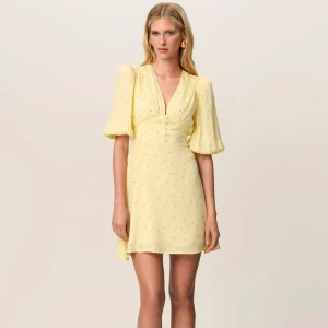 Adoore klänning - Superfin gul adoore klänning. Köpte förra året till midsommar för 1395 och har bara använts en gång. Supersommrig och perfekt till sommar och vår!