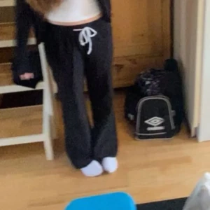 Svarta Roxy linnebyxor  - Säljer ett par svarta Roxy linnebyxor 