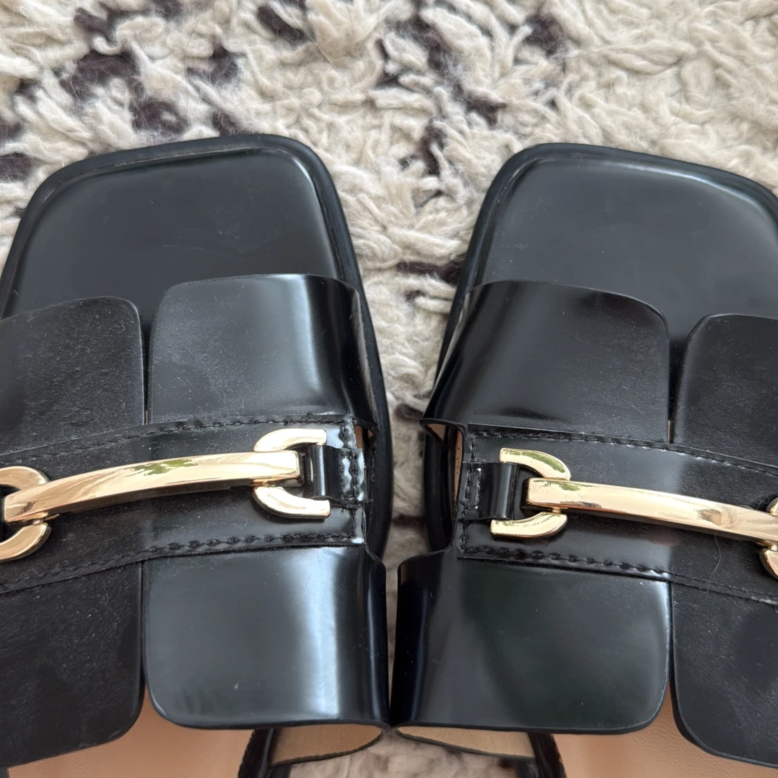 Svarta sandaler/slip-ins med gulddetalj från HM - 3