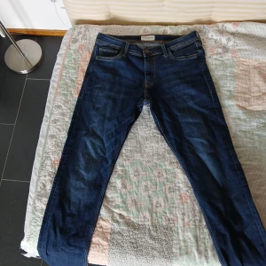 Mörkblå jeans från  - Snygga mörkblå jeans från stock and hank med klassisk femficksdesign och raka ben. Jeansen har normal midja och är tillverkade i ett mjukt denimtyg som sitter skönt hela dagen. Perfekta för en avslappnad och stilren look. Slim fit passar s/m