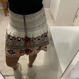 Zara kjol - Säljer denna för har inte kommit till användning, finns inte längre att köpa på Zara hemsidan 💞 pris kan diskuteras!  (Lite tråd har gått upp på högra sidan på bilden) 