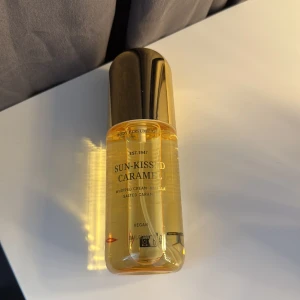 Sun-Kissed Caramel Body Perfume Mist - Slutsåld bodymist från H&M. Endast provsprayad! 100 ml. Den beskrivs som en varm, söt doft med noter av vispgrädde, vanilj och salt kola!