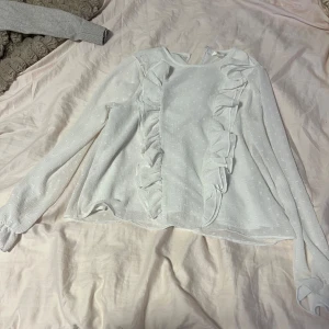 Jätte söt vit /prickig blus från Gina!!🤍 - En jätte fin vit/prickig blus från Gina! Storlek 158/164. 🤍bra skick, köparen betalar frakt som vanligt.🤍🤍