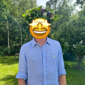Blåvit randig skjorta Polo Ralph Lauren - Säljer en blå och vit randig skjorta från Polo Ralph Lauren i modellen Custom Fit. Skjortan har klassisk krage, knäppning framtill och lång ärm som kan vikas upp. Tillverkad i sval bomull, perfekt för sommardagar. Ikoniska gula loggan broderad på bröstet.
