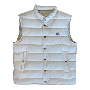 Moncler väst offwhite - Säljer denna sällsynta moncler febe gilet. Färg offwhite / beige. Fint skick, bara lite smutsig. Självklart äkta. Orderbekräftelse kan skickas. Storlek 3 så passar S/M Mer info i dm🙌