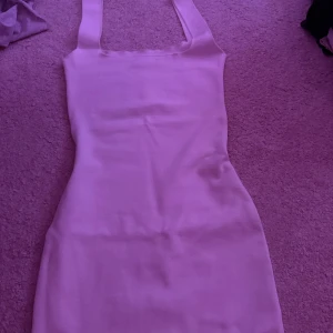 Vit tight kortklänning från Zara - Supersnygg vit kortklänning från Zara med breda axelband och fyrkantig ringning. Klänningen är figurnära och har en stilren, minimalistisk look som passar perfekt till dig som gillar enkel men trendig stil.