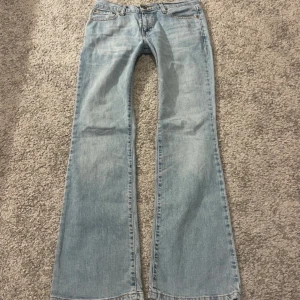 Lågmidjade bootcut Levis jeans  - Modell 529 i storlek W28L32. Jätte bra skick