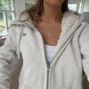 Hollister zip med foder - En zip med foder från Hollister i storlek S. Tröjan är i väldigt fint skick. Se liknande zip i min profil! Fri frakt tom 27/7. E48